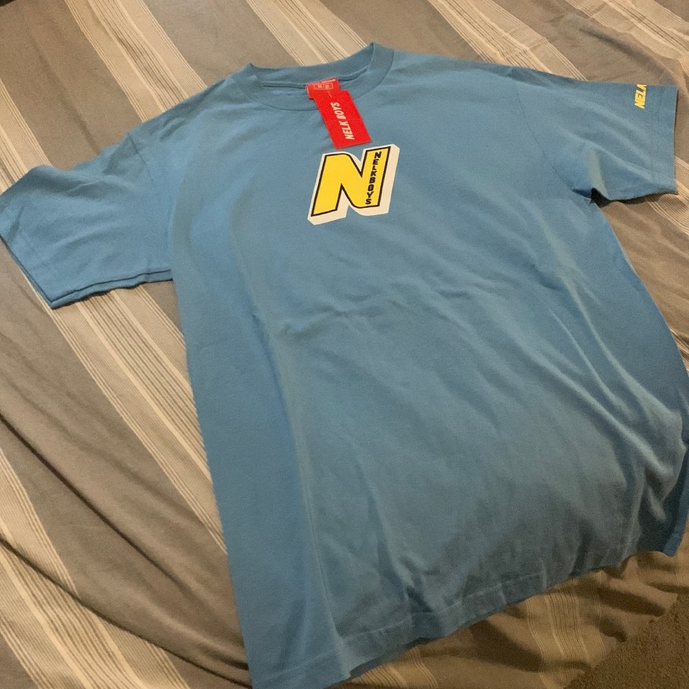 Mens size medium nelk tee